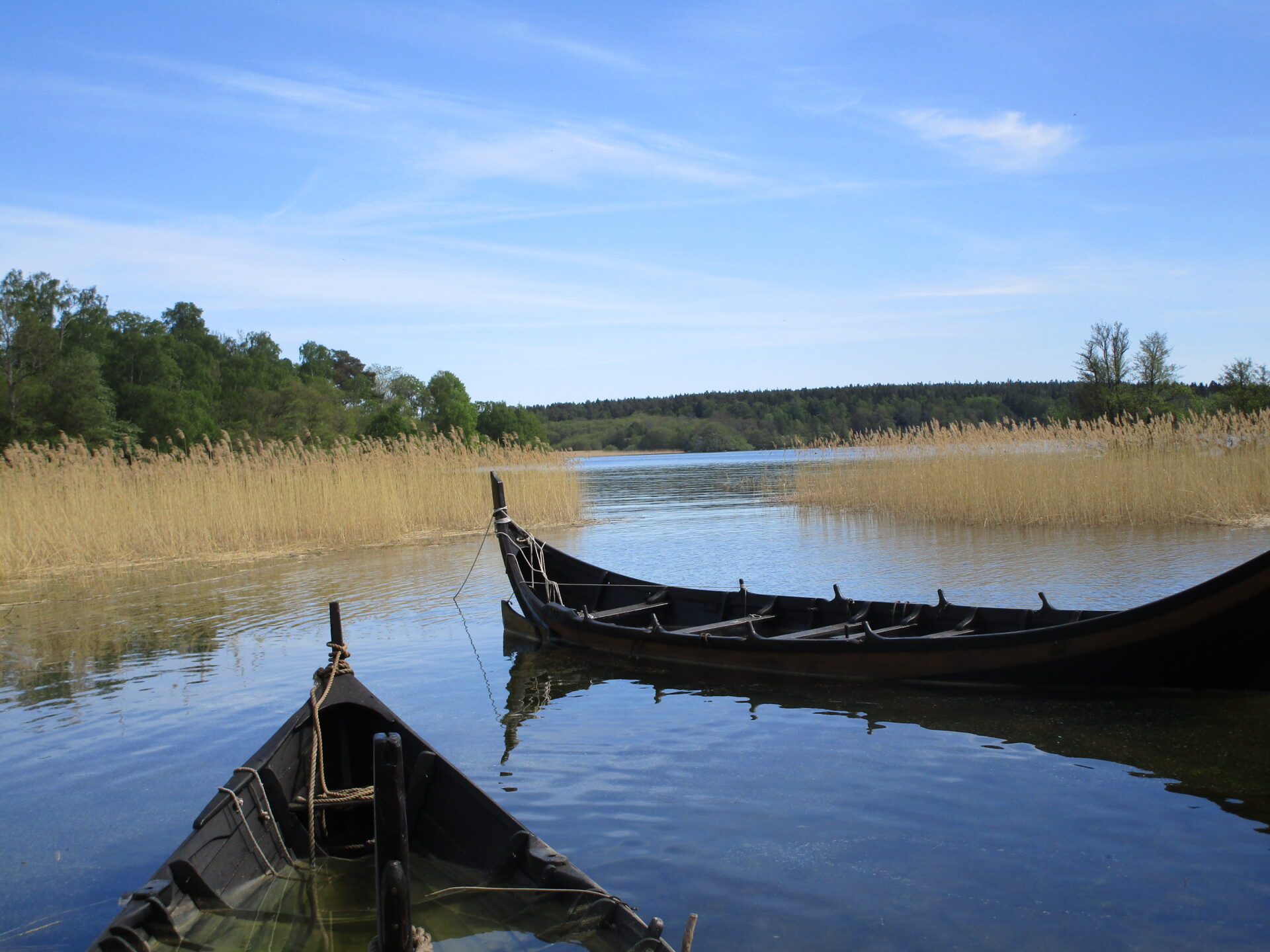 zwei Boote am see